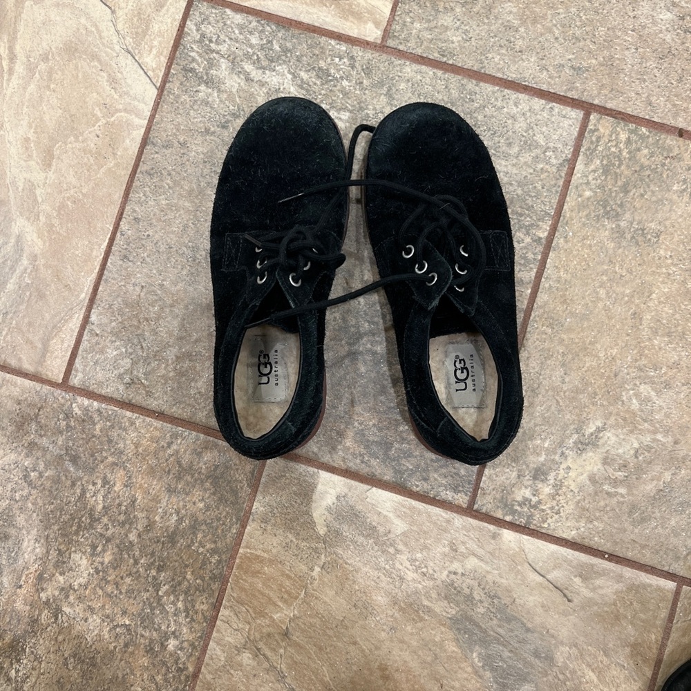 Boys Uggs Size 4 Sheepskin Shoe